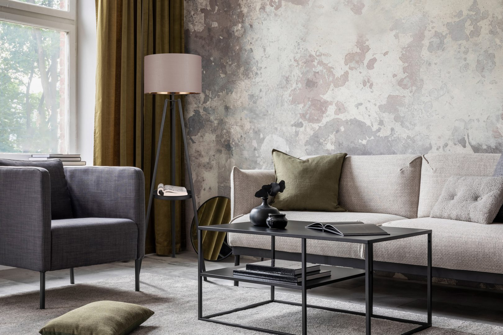 COLETTE PIANTANA 3 PIEDI CON TAVOLINO METALLO NERO E PARALUME TORTORA ED ORO H. 153CM