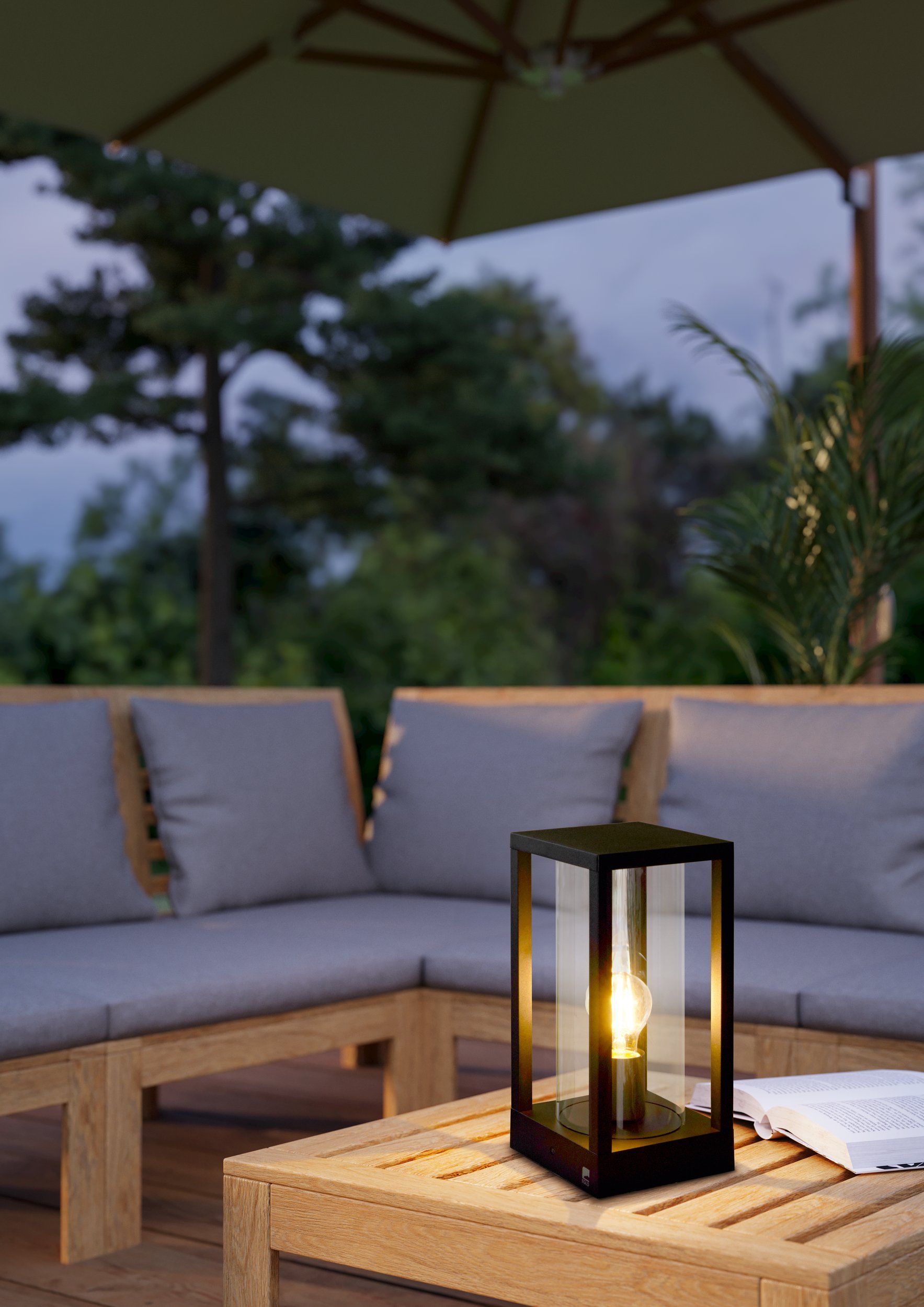 CASCINETTA - Paletti basso - E27 1X40W - Struttura in alluminio fuso / finitura nero; Diffusore in vetro / finitura chiaro; IP54;
L150 x 150 H305