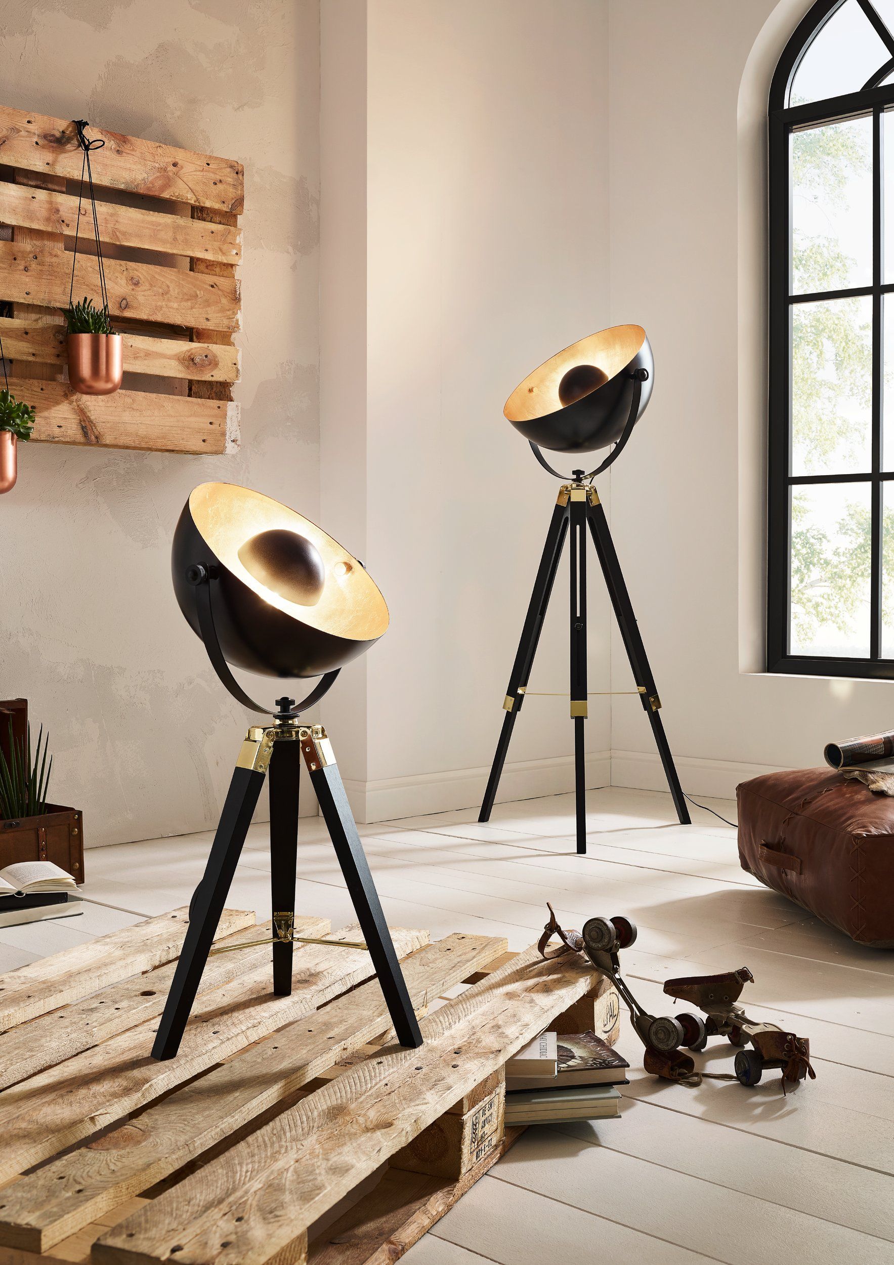 COVALEDA - Piantana - E27 1X60W - Struttura in legno, acciaio / finitura nero, ottone, oro;
Ø550 H1640